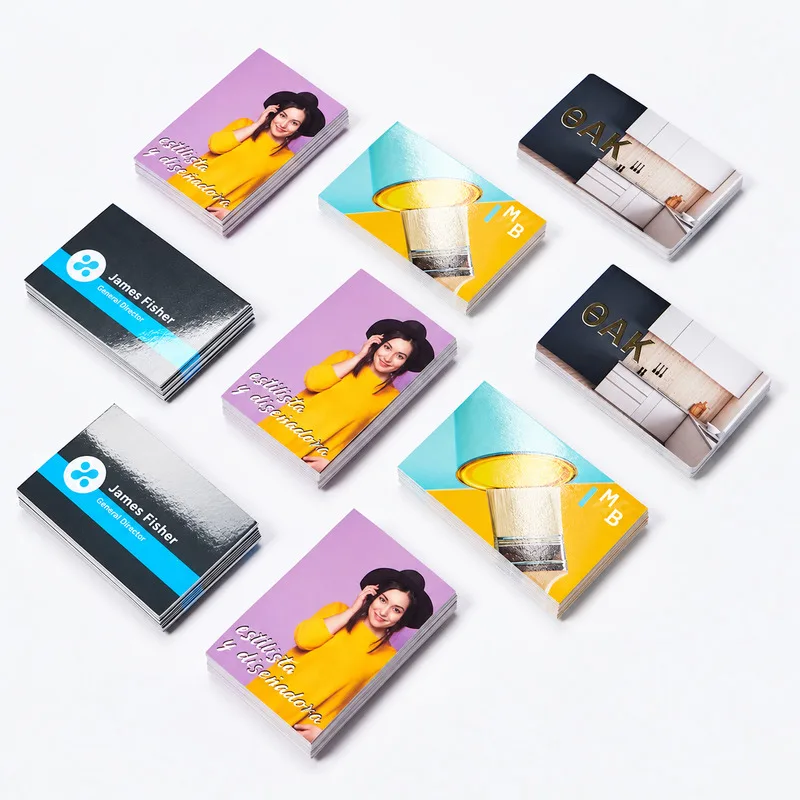 Namecard cán màng bóng phản chiếu ánh sáng bên cạnh namecard cán mờ ép kim