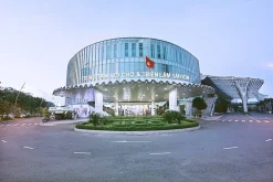 Mặt tiền SECC với khối nhà kính hình tròn, quốc kỳ và khoảng sân phía trước.