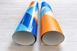 Hai bề mặt in PP cán bóng và cán mờ đặt cạnh nhau