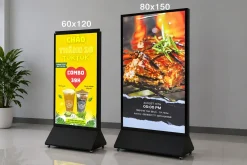 So sánh standee LED khổ 60 x 120cm và 80 x 150cm