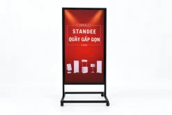 Standee chân sắt mẫu nền đỏ chụp trên nền trắng