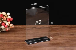 Standee mica khổ A5 đế đen đặt trên bàn gỗ