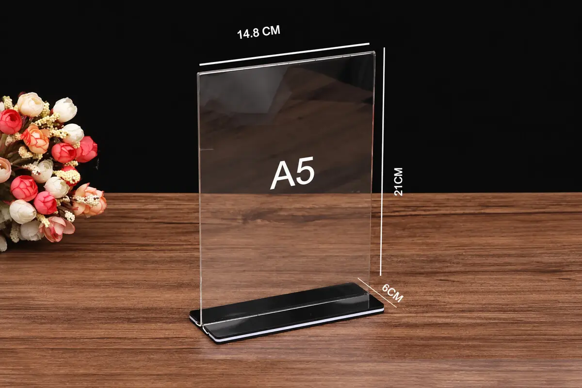 Standee mica khổ A5 đế đen đặt trên bàn gỗ