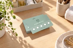 Thẻ tích điểm spa màu xanh trên bàn