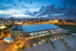 Toàn cảnh khu triển lãm SECC với mái nhà lớn và hệ thống đèn chiếu sáng vào buổi tối.