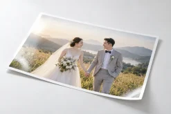 Ảnh cưới in trên giấy ảnh với viền trắng và bề mặt phản sáng nhẹ.