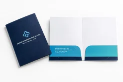 Folder phòng khám bìa xanh và hai túi bên trong