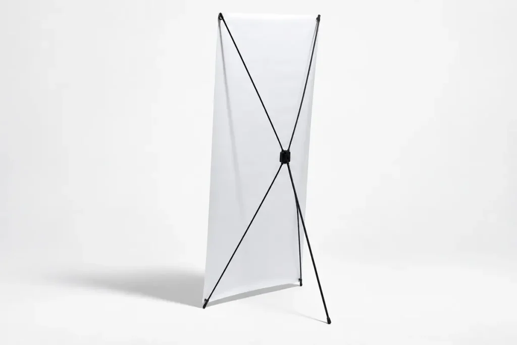 Standee chân X: cấu tạo, cách lắp và chọn khổ