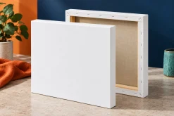 Khung tranh Canvas trắng nhìn từ mặt trước và mặt sau với thanh căng bằng gỗ.