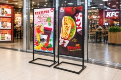 Hai standee quảng cáo đồ ăn và thức uống trước cửa hàng