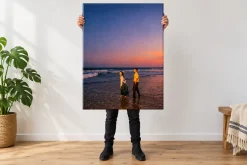 Người cầm tranh Canvas khổ lớn giúp hình dung tỷ lệ và kích thước thực tế.