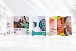 Nhiều tờ gấp leaflet dựng đứng cho thấy các kiểu gấp khác nhau