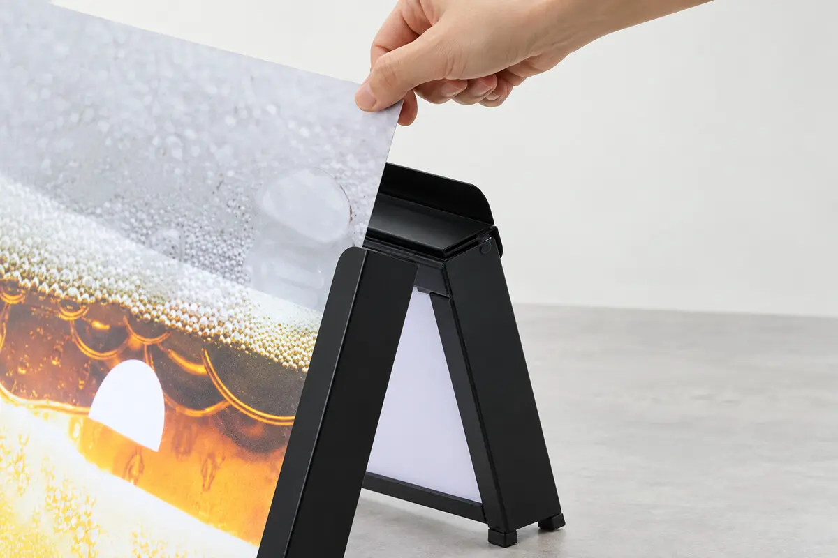 Chi tiết khe thay tranh trên khung standee LED