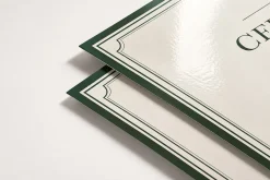 Cận cảnh giấy chứng nhận bề mặt bóng và mờ