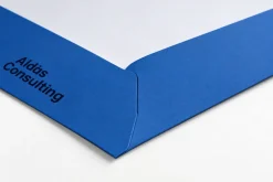 Chi tiết nếp gấp folder màu xanh