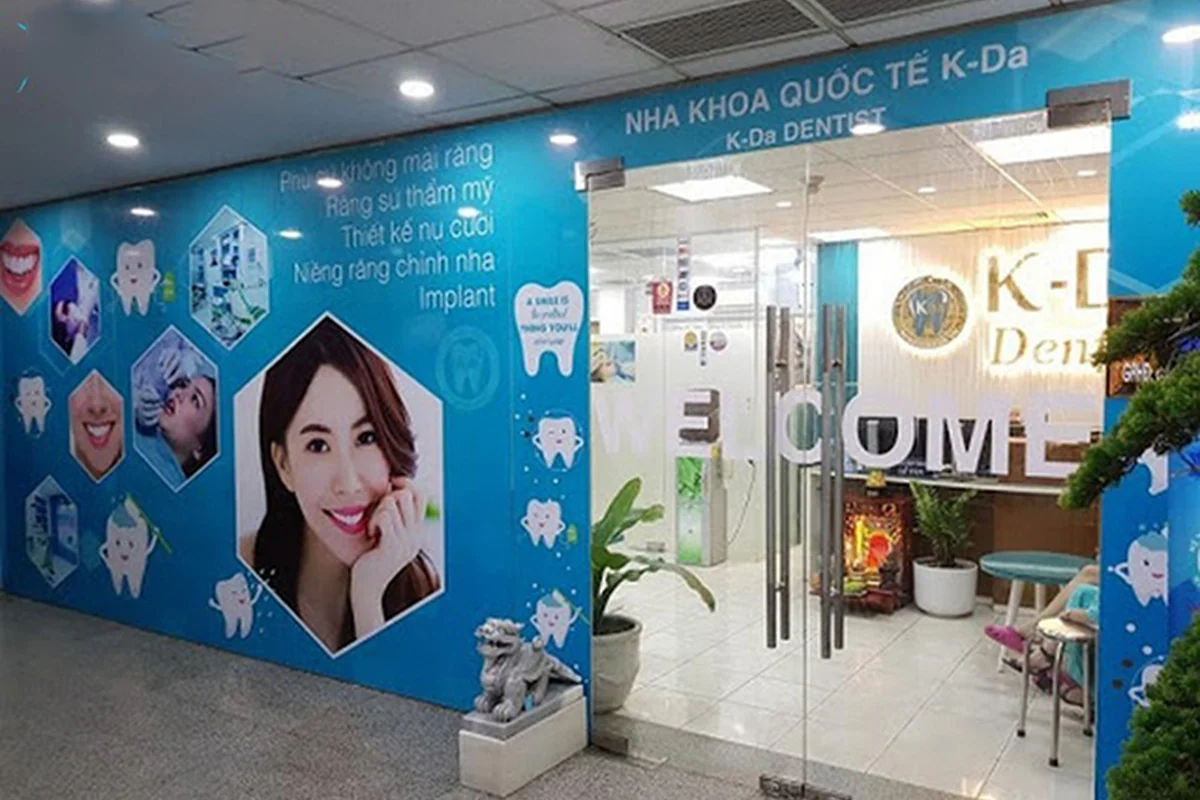 Decal dán kính phòng khám.