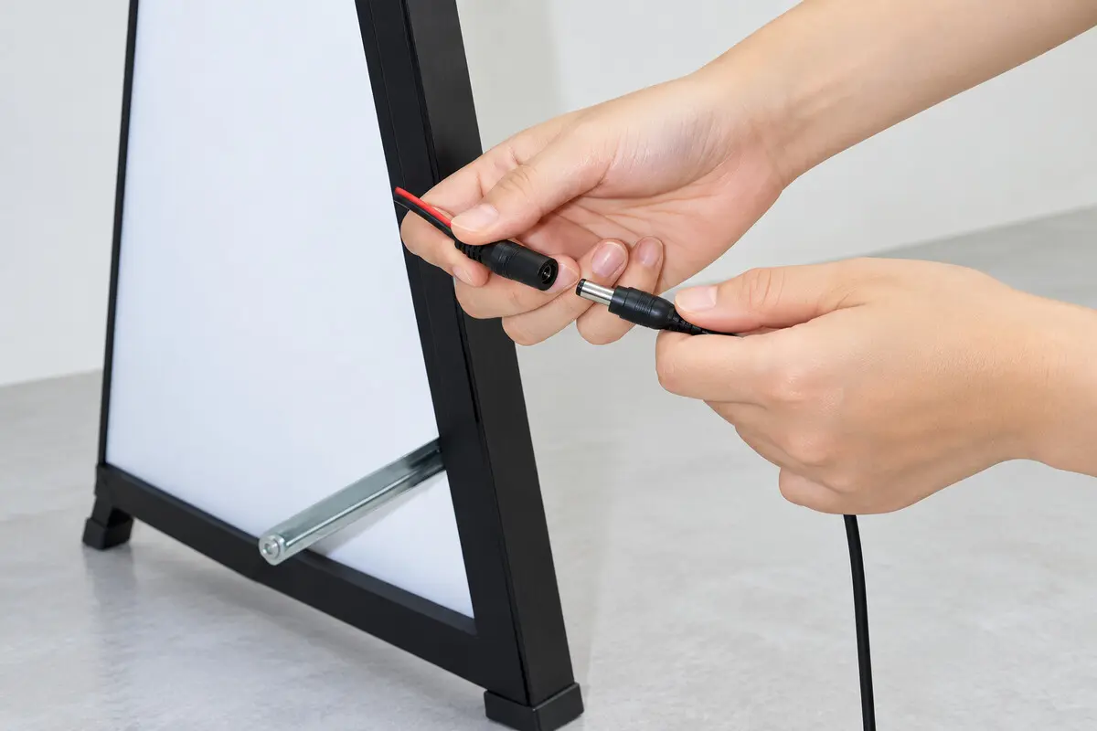 Giắc kết nối nguồn điện của standee LED