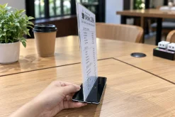 Góc nghiêng của menu mica và chân đế khi cầm trên tay