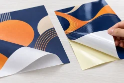 Hai mẫu vật liệu PP và decal thể hiện khác biệt bề mặt và lớp keo