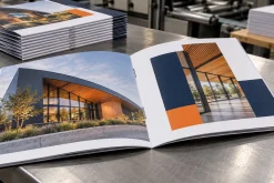 Booklet in màu đóng ghim giữa với trang đôi liền mạch