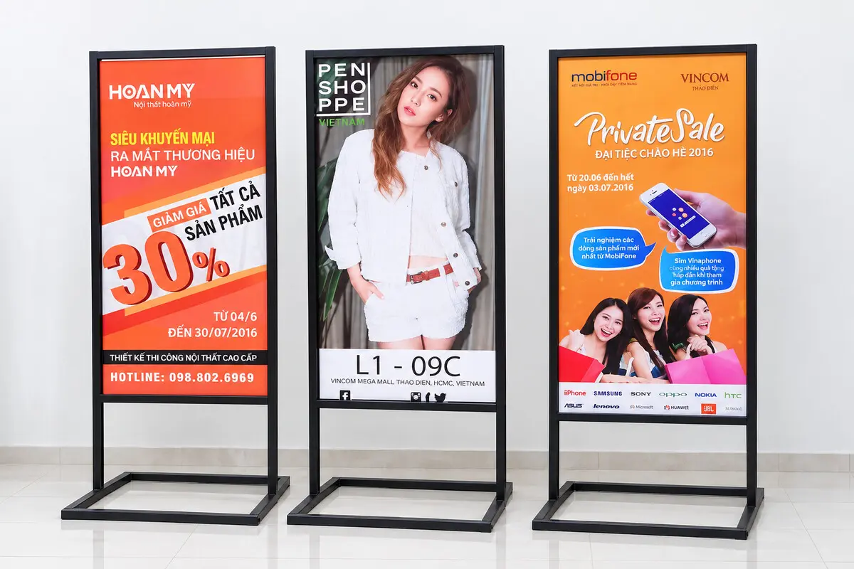 Ba standee quảng cáo bán lẻ với nhiều mẫu thiết kế