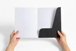 Folder mở với túi gài bên phải