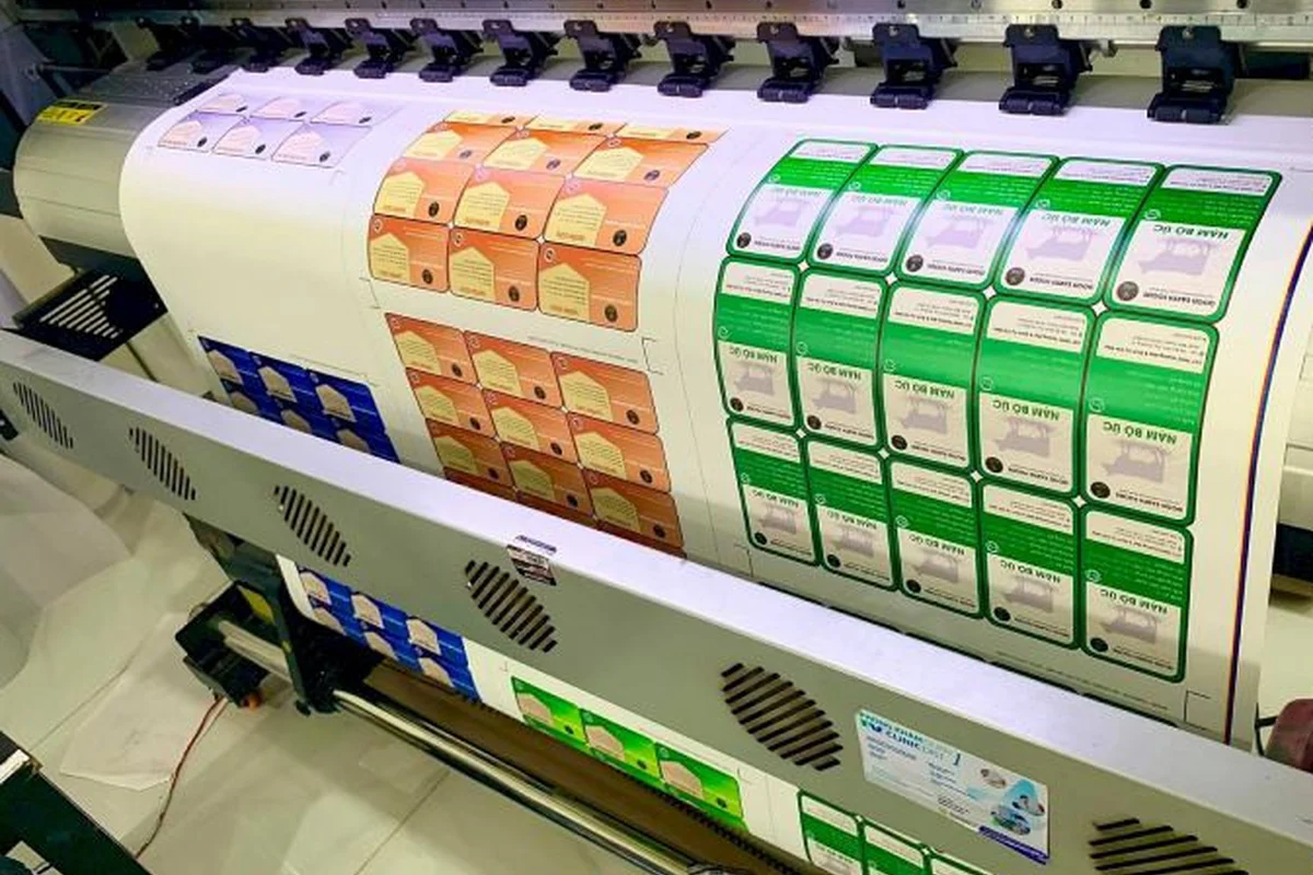 In tem nhãn decal cuộn khổ lớn.