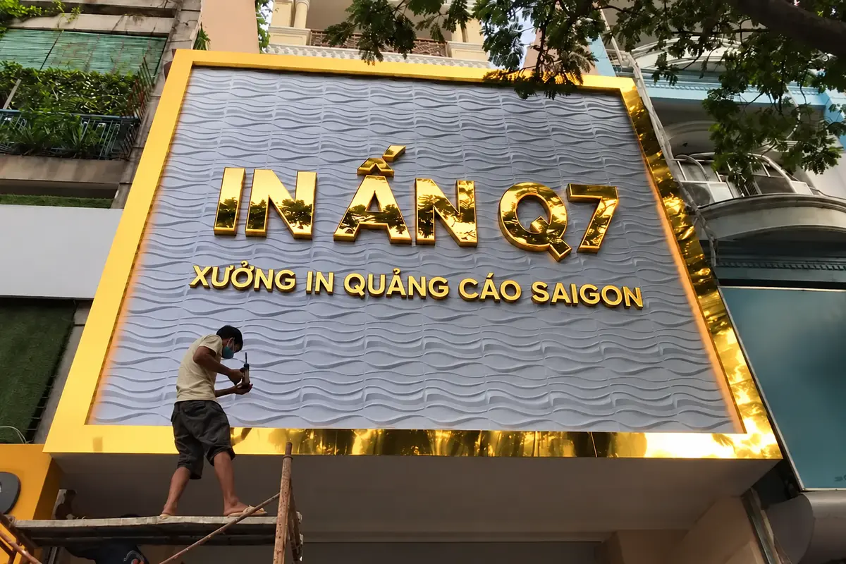 Mặt tiền Alu vân nổi kết hợp viền inox vàng và chữ nổi In Quảng Cáo Q7 đang được hoàn thiện.