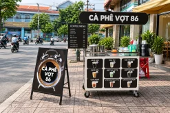 Standee chữ A đặt tại quầy cà phê ngoài trời