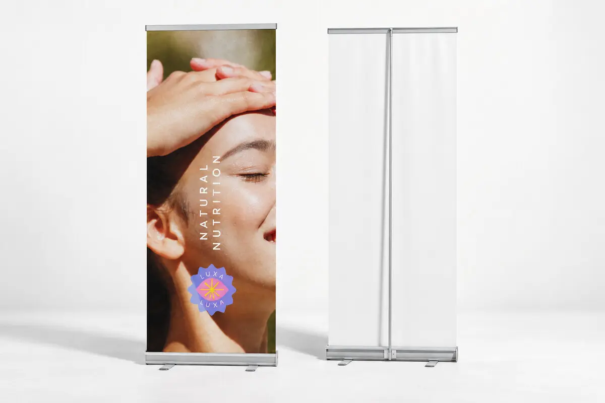 Standee cuốn nhìn mặt trước và khung đỡ phía sau