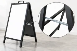 Chi tiết thanh giằng gấp phía sau standee chữ A