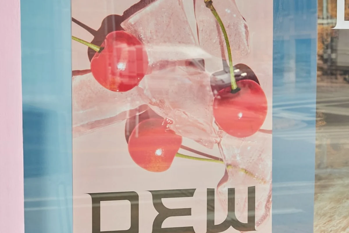Decal poster trong suốt dán kính.