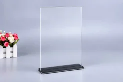 Kệ mica trong suốt đế đen trên nền sáng