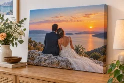 Ảnh cưới in trên tranh Canvas căng khung đặt trong không gian nội thất.