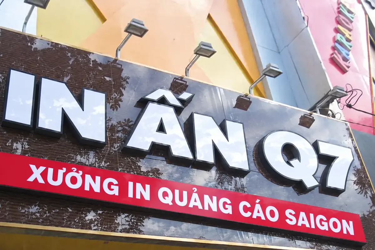 Bảng hiệu mica chữ nổi In Quảng Cáo Q7 trên mặt tiền cửa hàng thực tế.