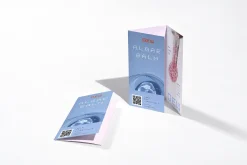 Brochure gấp ba tông xanh dựng đứng bên tờ rơi phẳng