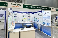 Gian hàng Mitsui Chemicals có quầy trắng, bàn tròn và các tấm thông tin trên vách.