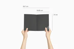 Tay mở catalogue A5 đóng gáy keo kèm số đo 14,85 x 21 cm