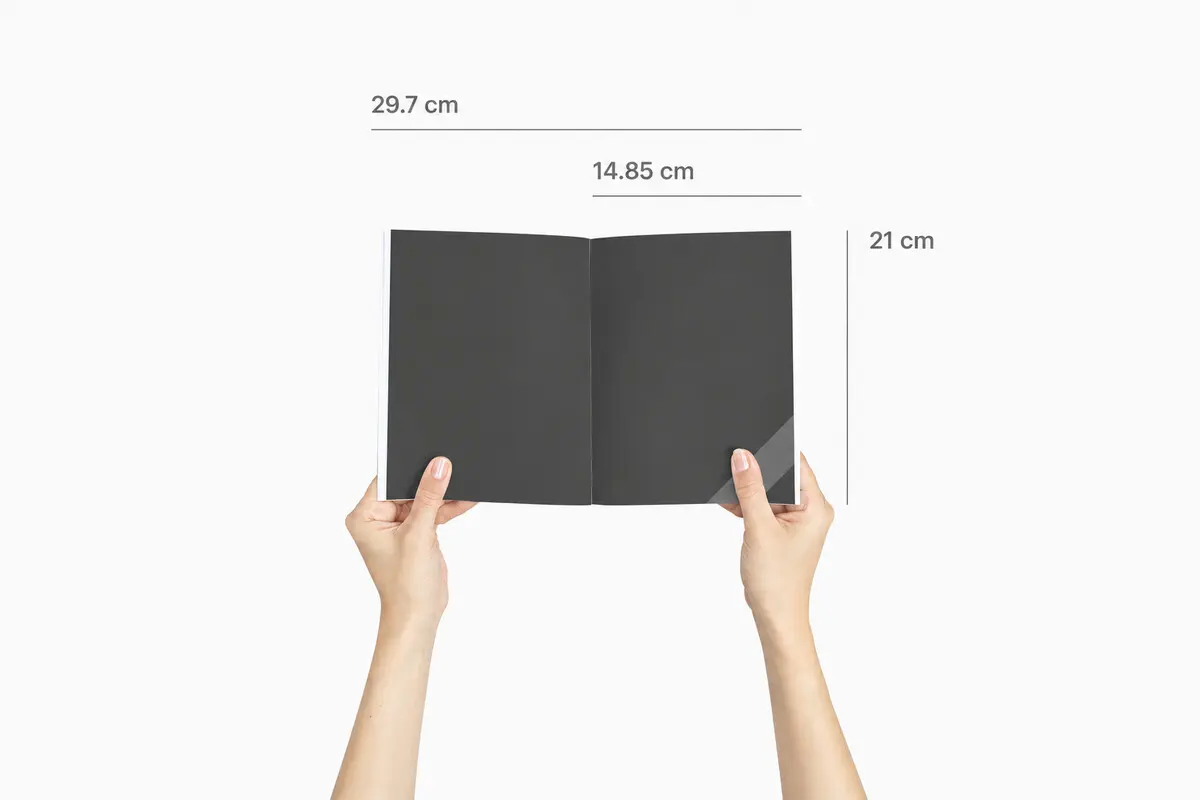 Tay mở catalogue A5 đóng gáy keo kèm số đo 14,85 x 21 cm