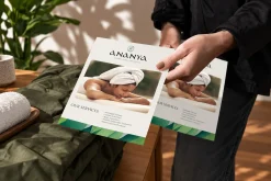 Tay cầm tờ rơi dịch vụ spa dưới ánh nắng