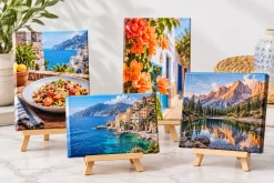 Các mẫu tranh Canvas mini đặt trên giá gỗ để bàn.