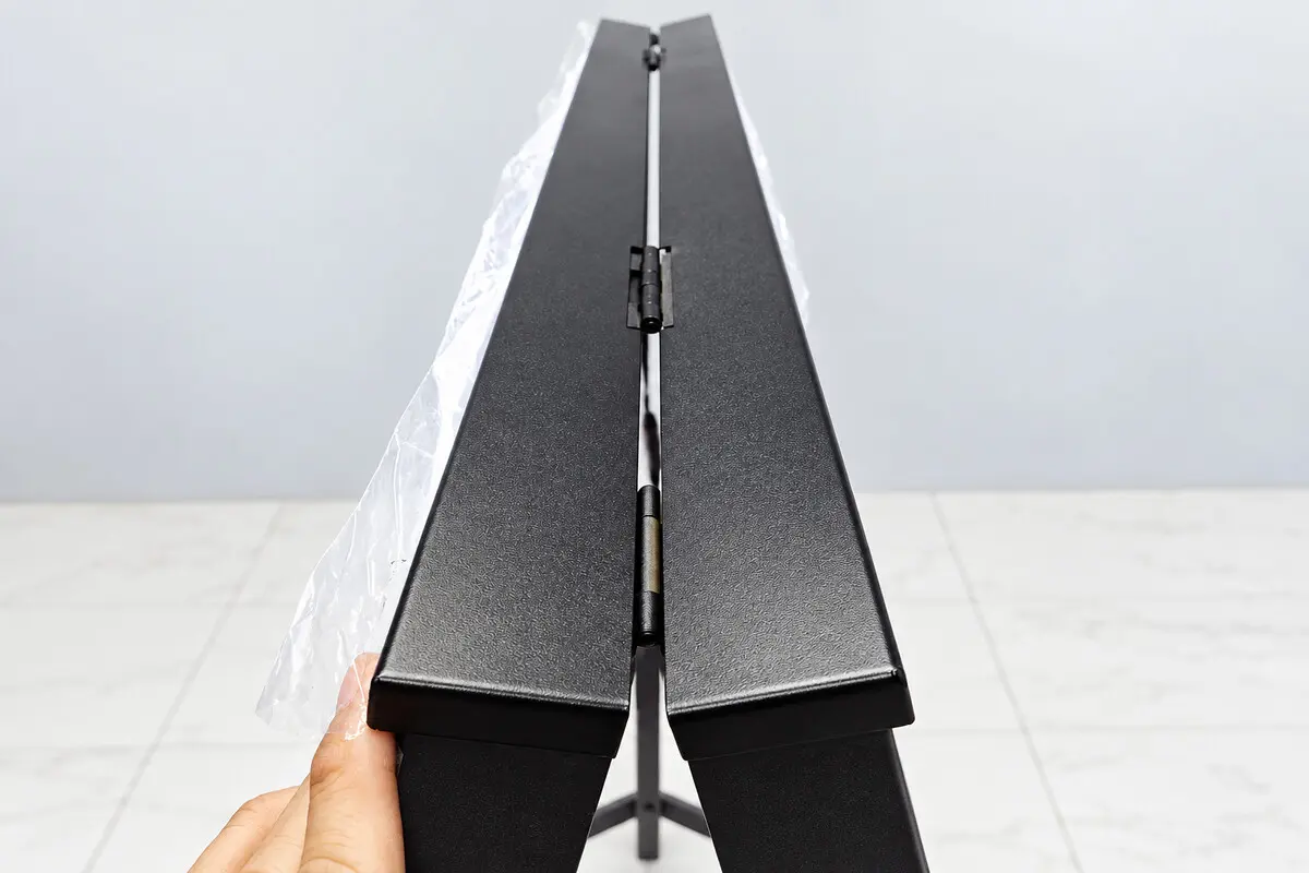 Chi tiết bản lề nối hai mặt khung standee LED