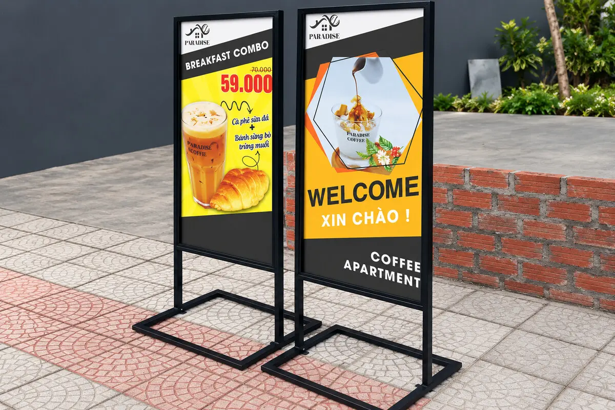Hai standee quán cà phê đặt trên vỉa hè
