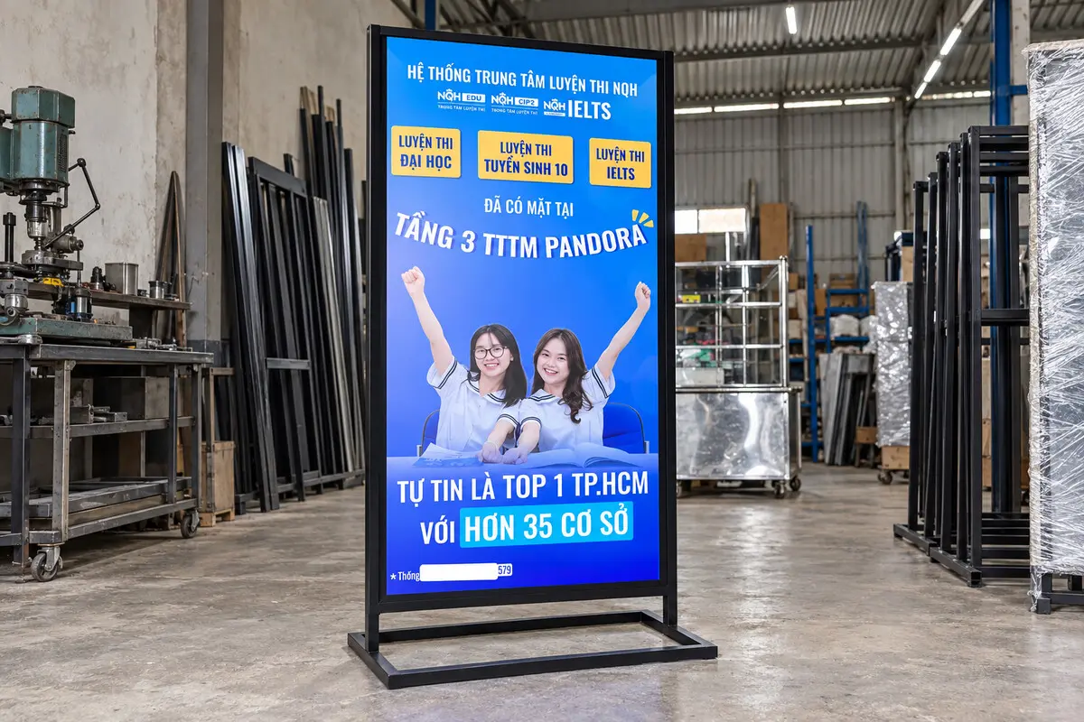 Standee quảng cáo trung tâm luyện thi đặt trong xưởng
