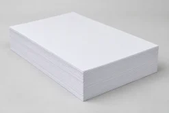 Cận cảnh cạnh chồng giấy ford trắng với các lớp giấy mỏng