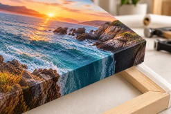 Cận cảnh góc tranh Canvas in phủ cạnh và khung gỗ tự nhiên.