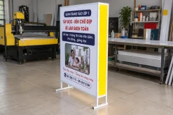 Standee hộp đèn hai mặt nhìn từ góc nghiêng