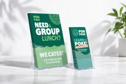 Tờ rơi nhà hàng khổ lớn và khổ nhỏ đặt cạnh nhau trong kệ