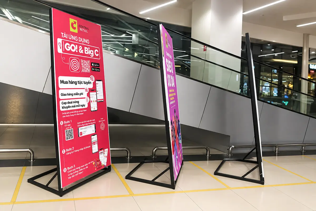 Standee chân sắt nhìn từ mặt trước và mặt sau