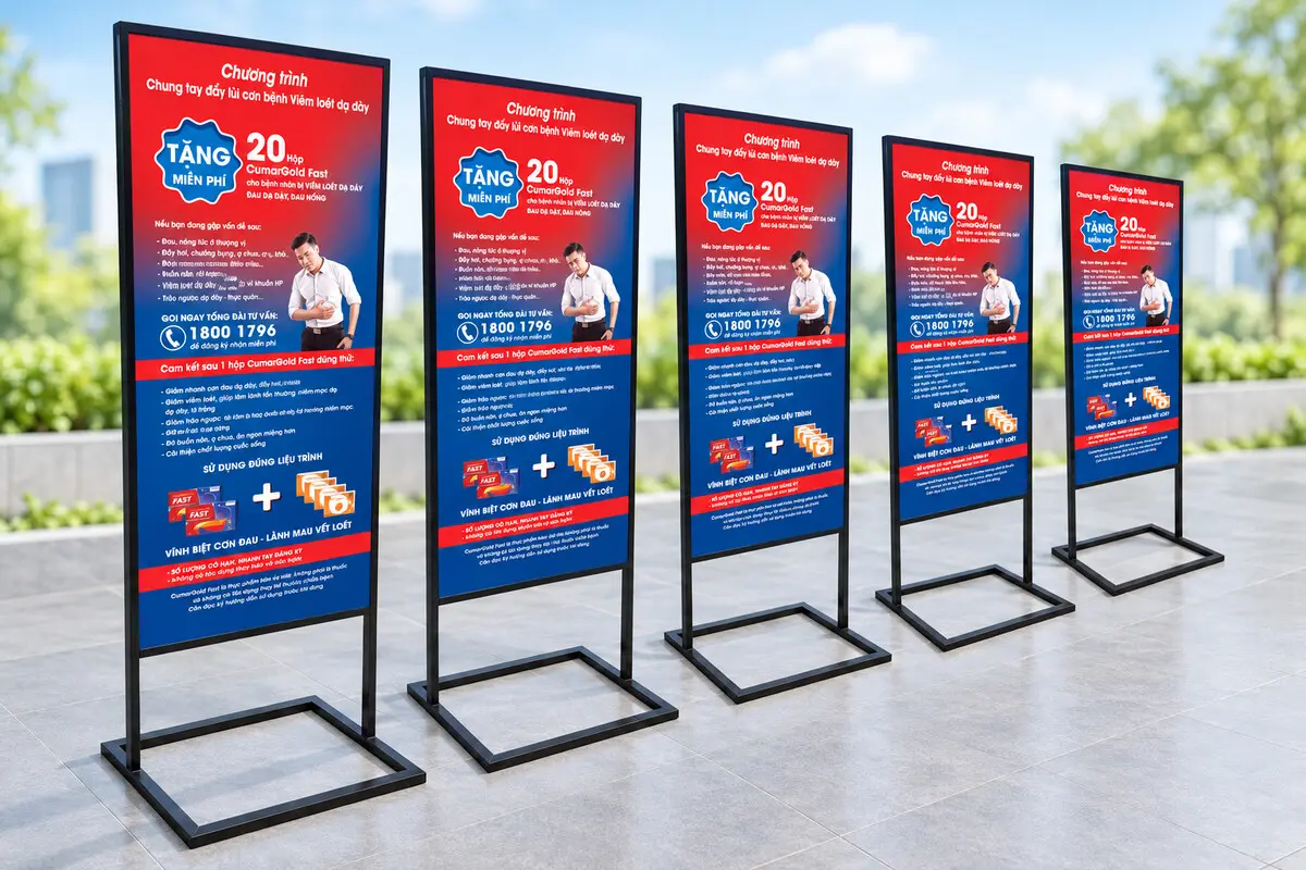 Nhiều standee cùng mẫu xếp thành hàng